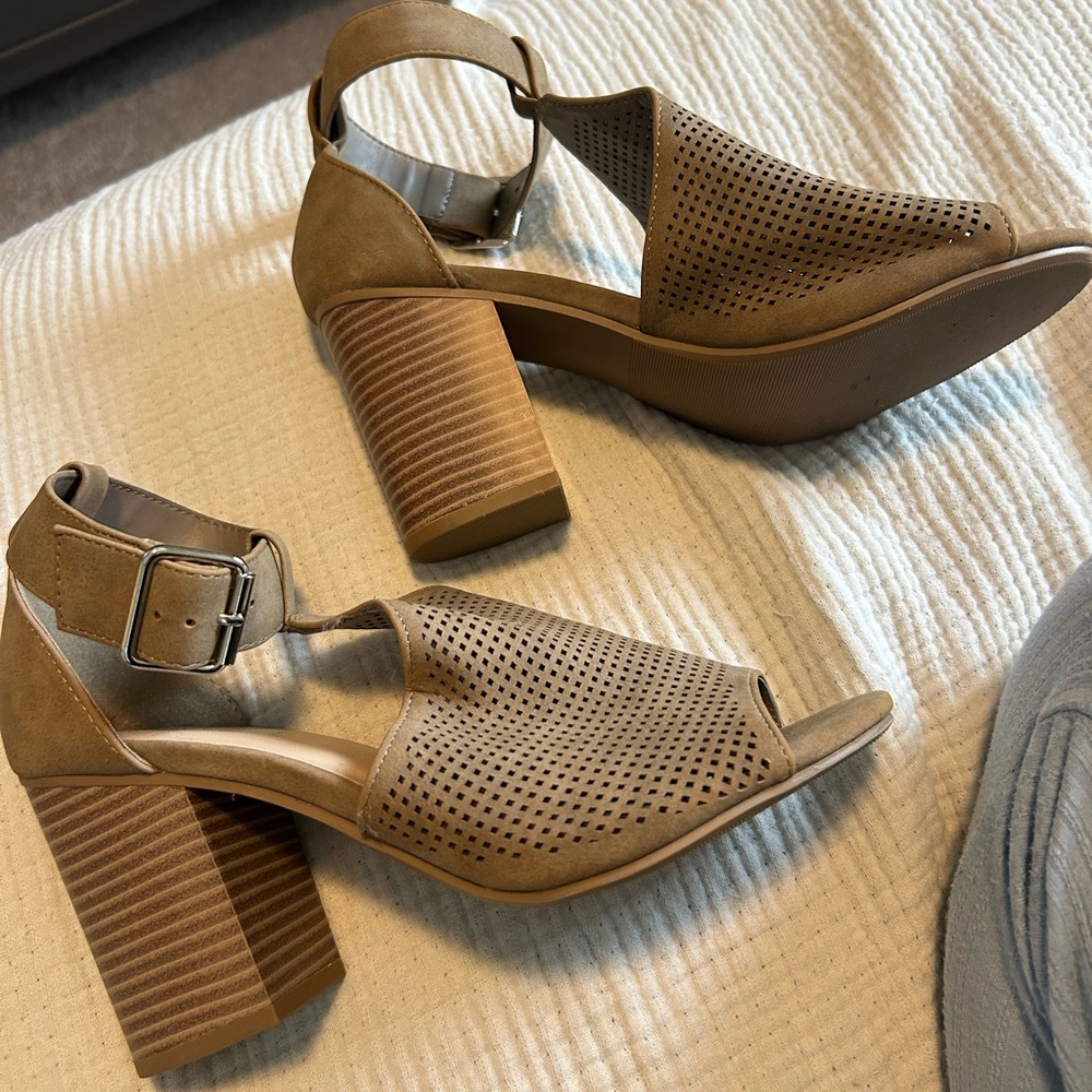 Soda brand, brown open toe sandals with heel